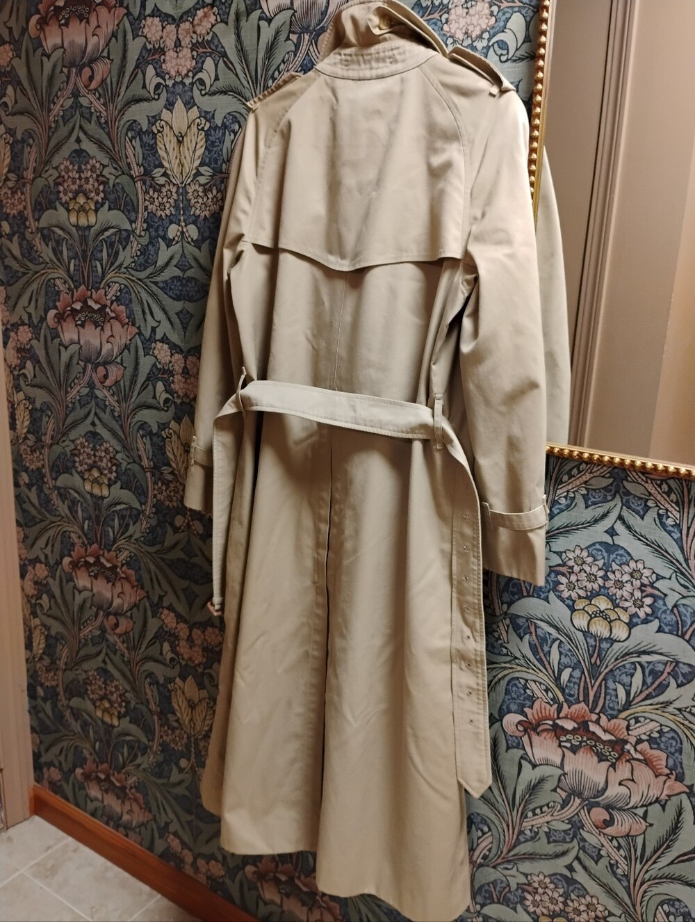 Vintage Burberry Beige Trench Coat with Signature Plaid Lining - Picture 2 of 11